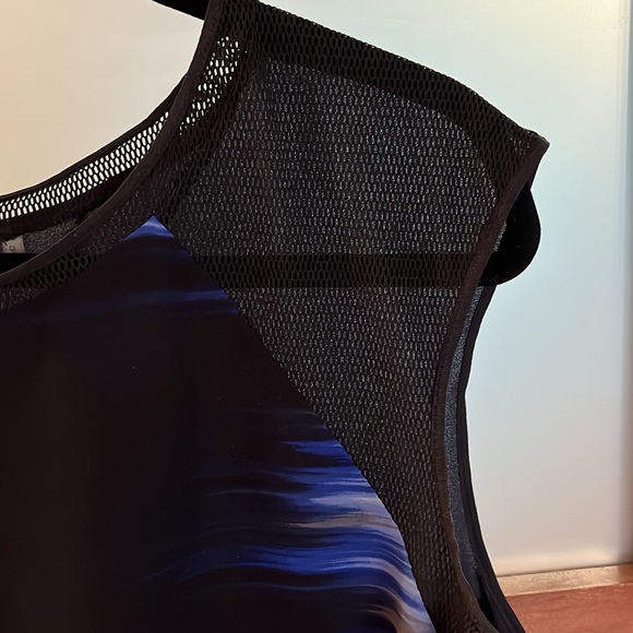 Tahari sleeveless blouse size L or XL - Picture 2 of 6